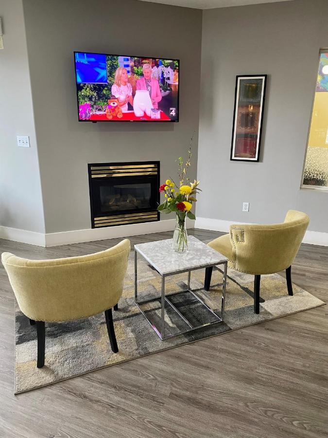 Super 8 By Wyndham Edmonton South Otel Dış mekan fotoğraf